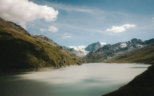 Stauseen, wie der Lac des Dix im Wallis, sind wichtig für die Energieversorgungssicherheit der Schweiz. Aber auch thermische Speicher und Batterien werden in Zukunft eine Rolle spielen. Foto: Corina Rainer/Unsplash