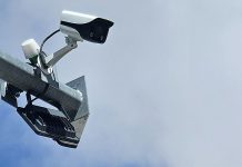 Gesichtserkennung und KI-Überwachung breiten sich rasant aus, von Flughäfen über Spitäler bis hin zu Smart Citys und persönlichen Geräten. Foto: Erfan Attarzadeh/Unsplash