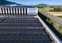 Das Dienstleistungscenter in Oberbuchsiten (SO) mit PV-Anlage. Foto: zvg