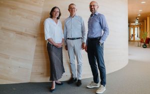 Die Unternehmen Blumer Lehmann und Frutiger gehen eine Partnerschaft ein und werden künftig enger zusammenarbeiten: CEO Katharina Lehmann von Blumer Lehmann und die Co- Verwaltungsratspräsidenten Luc Frutiger und Thomas Frutiger von Frutiger (v. l.).Foto: Jan Thoma /Blumer Lehmann