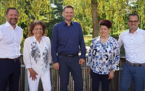 V.l.n.r.:Roger Baumer (Mitinhaber / Del. des VR der Hälg Group), Gisela Schlotterbeck (Leiterin Administration und Finanzen Wintsch Klimatechnik AG), Dalibor Bicanin (Leiter Klima AG Basel), Maya Wintsch (bisherige Inhaberin und Geschäftsführerin der Wintsch Klimatechnik AG), Sandro Keller (CEO Gebäudetechnik der Hälg Group). Foto: zvg