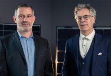 Die Professoren Tonio Buonassisi und Christophe Ballif vor den Photovoltaik-Testpanelen von CSEM in Neuenburg. Foto: CSEM
