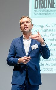 Noch testen die Forscher um Mirko Kovac die Roboter in den Laboren der Empa und der EPFL. Bald werden sie im neuen «DroneHub» in Dübendorf ein Aussenlabor beziehen. Foto: Marion Nitsch / Lunax