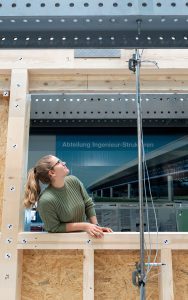 Mehr als Luft: Nadja Manser untersucht die horizontale Traglast von Wänden in Holzrahmenbauweise, die Fensteröffnungen enthalten. Foto: Empa