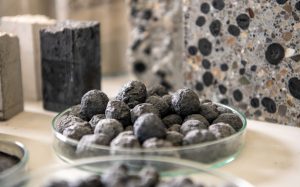 Beton könnte ganz erhebliche Mengen an CO₂ speichern, wenn herkömmliche Gesteinskörnungen durch Pellets aus Pflanzenkohle ersetzt würden. Foto: Empa