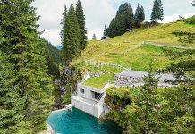 Wasserkraftwerk Sousbach nimmt Betrieb auf Die Wasserfassung des Kraftwerks fügt sich harmonisch in die natürliche Umgebung ein. Foto: BKW