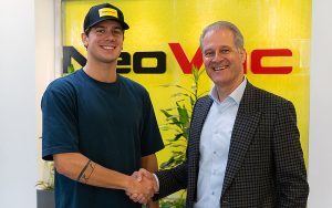 Patrik Lanter, CEO der NeoVac Gruppe, und Noè Ponti freuen sich über die offizielle Partnerschaft. Foto: NeoVac