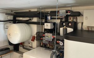 Wärmepumpenanlage und Speicher mit Wärmemengenzählern in der Hydraulik. Foto: Fraunhofer ISE