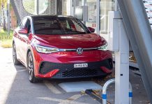 Ein umgerüstetes E-Auto lädt kabellos über die im Boden integrierte Spule – der Ladevorgang startet automatisch, sobald das Fahrzeug korrekt parkiert ist. Foto: Empa