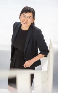 Prof. Xiaoxiang Zhu nutzt Satellitendaten, um Entwicklungen auf der Erde zu analysieren. Foto: Juli Eberle / TUM / ediundsepp Gestaltungsgesellschaft