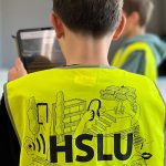 2601 Achtung Barriere Schulklasse testet Tablet_w