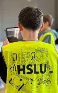 Achtung Barriere! Eine Schulklasse testet das Tablet. Foto: HSLU