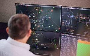 In der Zentralen Leitstelle (ZLS) wird das BKW Netz gesteuert und überwacht. Foto: BKW/Daniel Hager