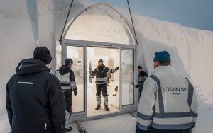 Für Dormakaba bietet das Resort ideale Voraussetzungen, um neue Zutrittstechnologien unter realen Extrembedingungen zu testen. Foto: Dormakaba