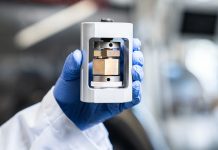 Mit einem innovativen Herstellungsprozess zur Batterie der Zukunft: PSI-Forschende zeigen in einer aktuellen Studie, wie sich Festkörperbatterien kostengünstig, effizient und langlebig produzieren lassen. Das Bild zeigt eine Testzelle, in der die am PSI entwickelte Festkörperbatterie hergestellt und getestet wird. Foto: PSI/Mahir Dzambegovic