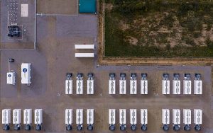 Der Batteriespeicher befindet sich auf dem Gelände des ehemaligen fossilen Kraftwerks Cheviré. Foto: Alpiq