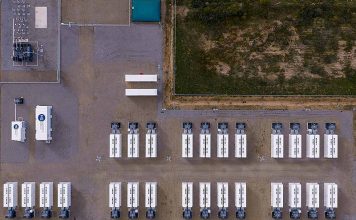 Der Batteriespeicher befindet sich auf dem Gelände des ehemaligen fossilen Kraftwerks Cheviré. Foto: Alpiq