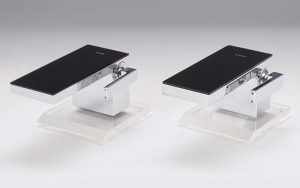 Links das Original von Hansgrohe SE, Schiltach, Deutschland, rechts die Fälschung eines Chinesischen Fälscher-Netzwerks in Kaiping / Guangdong, VR China. Der Vertrieb erfolgte über diverse Online-Shops, u.a. auf taobao.com. Foto: Aktion Plagiarius e.V.