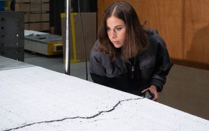 Unter Spannung: Empa-Forscherin Angela Sequeira Lemos und ihr Team haben die Betonplatten in Versuchen bewusst zu Riss gebracht. Foto: Empa
