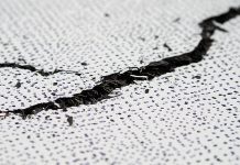 Feine Fasern: Die beim Versuch entstandenen Risse machen die Faserbewehrung im ultrahochfesten Beton sichtbar. Foto: Empa