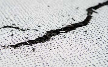 Feine Fasern: Die beim Versuch entstandenen Risse machen die Faserbewehrung im ultrahochfesten Beton sichtbar. Foto: Empa