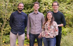 Das Forschungsteam der Uni Bonn: V.l.n.r. Biologe Hendrik Herzog, Materialwissenschafter Christian Reuss, Leandra Hamann, Alexander Blanke. Foto: Peter Rühr/Uni Bonn