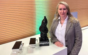Carmen Vetter, Leitung Schutzrechte der Hansgrohe Group, bei der Verleihung des Plagiarius auf Messe Ambiente in Frankfurt mit den gefälschten AXOR Armaturen und dem schwarzen Plagiarius Zwerg. 2025 war es dem Unternehmen gelungen, eine Fälscherbande in China auszuheben. Foto: Aktion Plagiarius e.V.