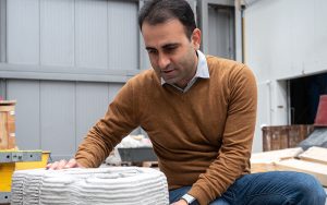 Empa-Forscher Moslem Shahverdi inspiziert das Bauteil. Foto: Empa