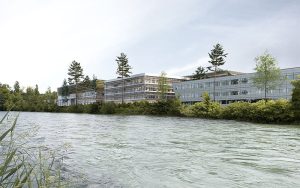 In den kommenden Jahren plant CKW, ihre Geschäftsbereiche in Reussbühl nach Emmen zu verlegen. Das Richtprojekt zeichnet sich durch eine gute Einbettung der neuen Gebäude (links) in die Landschaft aus. Visualisierung: CKW