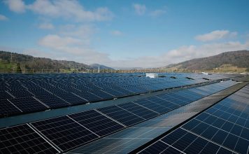 Grösste Solaranlage im Kanton Zürich in Betrieb gegangen Die grösste Solaranlage im Kanton Zürich besteht aus rund 9500 Modulen mit einer kumulierten Leistung von bis zu 4,5 Megawatt. Foto: EKZ/Cheryl Zurbriggen