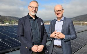 Jean-Claude Maissen (links), CEO der Zürcher Freilager AG und Paul Sidler, Leiter Erneuerbare Energien bei EKZ betonen den Wert der Solaranlage für die Versorgungssicherheit. Foto: EKZ/Norbert Egli