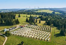 Die Photovoltaikanlage Mont-Soleil mit dem Windpark Juvent. Foto: BKW