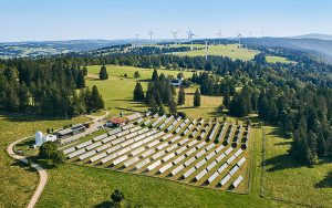 Die Photovoltaikanlage Mont-Soleil mit dem Windpark Juvent. Foto: BKW