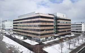 Neues Diagnostik- und Innovationszentrums in Penzberg: Auf 35'000 m2 verteilt auf sieben Stockwerke trifft Hightech-Forschung auf nachhaltige Bauweise – ein 300 Millionen Euro-Investment in den Standort Deutschland. Foto: Philip Kottlorz