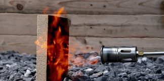 Sägemehl wird zu Brandschutzmaterial Das neue Material bietet hervorragenden Brandschutz. Foto: Maximilian Ritter / aus R Kürsteiner et al. Chem Circularity 2026, CC BY 4.0