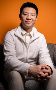 Zipeng Liu analysierte die Produktionskosten von einundzwanzig Technologien für klimafreundliche Kraftstoffe. Die Ergebnisse unterstreichen die entscheidende Rolle von Standort und Finanzierungsbedingungen. Foto: Paul Scherrer Institut PSI/Mahir Dzambegovic