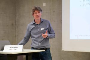 «Besonders im Einfamilienhaus ist Vehicle-to-Home einfacher umzusetzen als die Einspeisung direkt ins öffentliche Stromnetz oder in grössere Gebäude», erläuterte Lukas Omlin, Projektleiter am SPF. Foto: OST