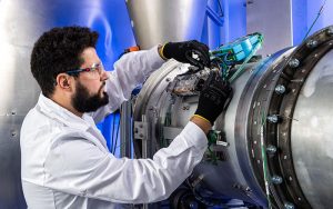 Im Rahmen des Projekts hat das DLR ein experimentelles Testsystem aufgebaut. Es simulierte die Kernkomponente des Prozesses, die solare Kalzinierung, in einem anwendungsorientierten Massstab. Der Schwerpunkt lag auf der Validierung des Reaktorkonzepts für den Solarkalzinator. Dabei kam künstlich erzeugtes, konzentriertes Sonnenlicht des DLR-Sonnensimulators Synlight zum Einsatz. Foto: DLR