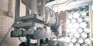 Zementherstellung mit konzentrierter Solarstrahlung In der mehrmonatigen Testkampagne wurden insgesamt 25 Bestrahlungstests bei Leistungen bis zu 65 Kilowatt durchgeführt. Dies stellt die bisher grösste solare Kalzinierungsanlage dar. Foto: DLR (CC BY-NC-ND 3.0)