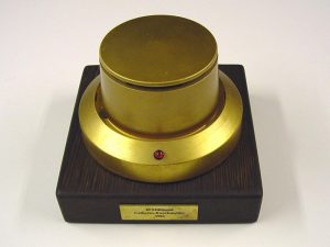 Der goldfarben gespritzte 10-Millionste Brandmelder von Cerberus. Foto: Siemens AG