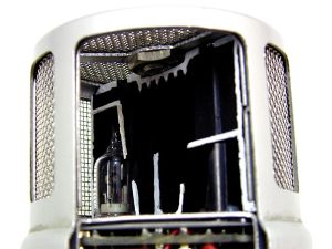 Einblick in die optische Rauchmesskammer. Im Hintergrund die Blitzleuchte. Die Schnittflächen des Messlabyrinths sind zur Illustration weiss eingefärbt. Foto: Siemens AG