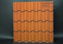 Mit den Folienschnittmustern können zum Beispiel Dachziegel imitiert werden, ohne die Effizienz des PV-Moduls nennenswert zu beeinträchtigen. Foto: Fraunhofer ISE/ Marco Ernst