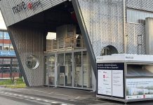 Wie Wasserstoff-Brennstoffzellen das Stromnetz unterstützen Die Brennstoffzelle rechts neben dem move-Demonstrator auf dem Empa-Areal in Dübendorf liefert nicht nur Strom, sondern auch mittlere Temperaturen von etwa 35 °C an das Wärmenetz im Innovationsgebäude NEST. Foto: Empa/Hälg Group