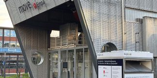 Die Brennstoffzelle rechts neben dem move-Demonstrator auf dem Empa-Areal in Dübendorf liefert nicht nur Strom, sondern auch mittlere Temperaturen von etwa 35 °C an das Wärmenetz im Innovationsgebäude NEST. Foto: Empa/Hälg Group