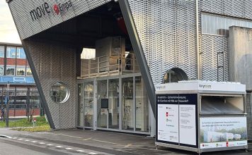 Die Brennstoffzelle rechts neben dem move-Demonstrator auf dem Empa-Areal in Dübendorf liefert nicht nur Strom, sondern auch mittlere Temperaturen von etwa 35 °C an das Wärmenetz im Innovationsgebäude NEST. Foto: Empa/Hälg Group