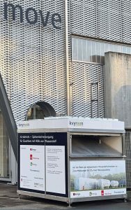 Die Brennstoffzelle rechts neben dem move-Demonstrator auf dem Empa-Areal in Dübendorf liefert nicht nur Strom, sondern auch mittlere Temperaturen von etwa 35 °C an das Wärmenetz im Innovationsgebäude NEST. Foto: Empa/Hälg Group