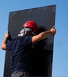 Montage eines Solarpanels. Foto: Swissolar/Céline Farias