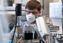 Grünen Wasserstoff wirtschaftlicher erzeugen Empa-Forscher Konstantin Egorov beschichtet Edelstahlkomponenten mit korrosionsbeständigem Titanoxid, um die Herstellung von grünem Wasserstoff wirtschaftlicher zu machen. Foto: Empa