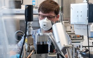 Empa-Forscher Konstantin Egorov beschichtet Edelstahlkomponenten mit korrosionsbeständigem Titanoxid, um die Herstellung von grünem Wasserstoff wirtschaftlicher zu machen. Foto: Empa