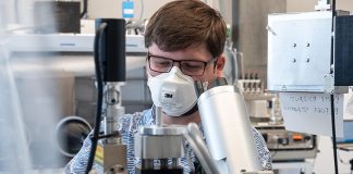 Grünen Wasserstoff wirtschaftlicher erzeugen Empa-Forscher Konstantin Egorov beschichtet Edelstahlkomponenten mit korrosionsbeständigem Titanoxid, um die Herstellung von grünem Wasserstoff wirtschaftlicher zu machen. Foto: Empa